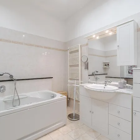 Apartment Porto Antico Functional & Roomy Flat