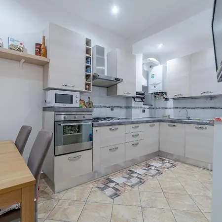 Porto Antico Functional & Roomy Flat Apartment